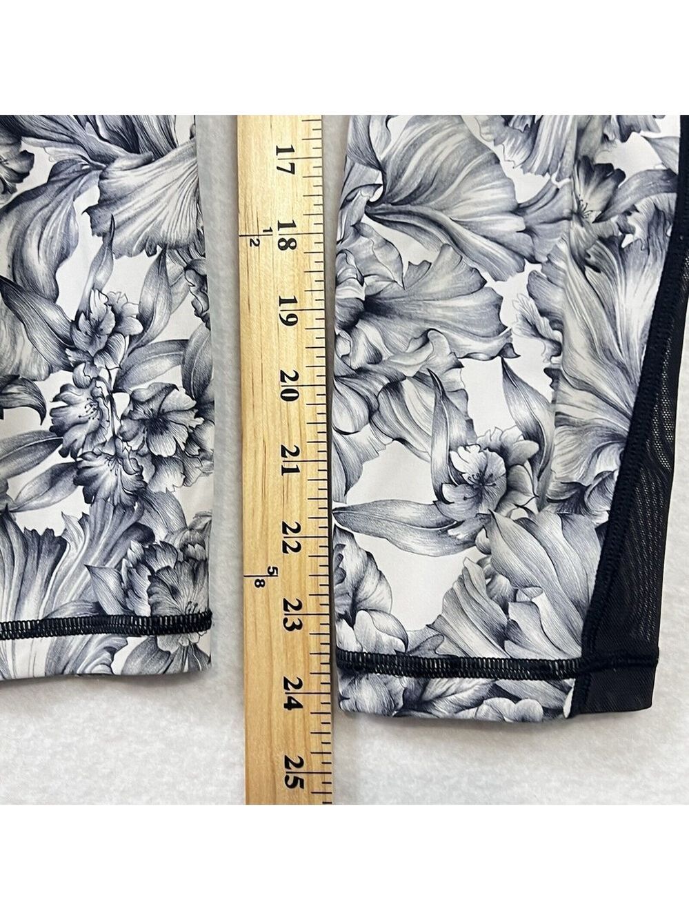 Lululemon Leggings Sz 6 Train Times 7/8 Pant Light Garden White Black Floral - Picture 13 of 13